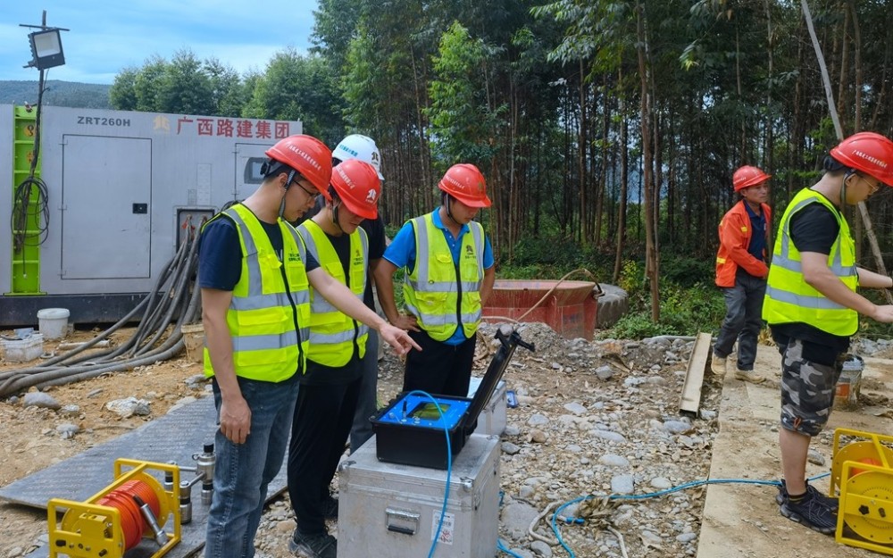 4象州至來賓高速公路培森柳江特大橋樁底巖溶探測