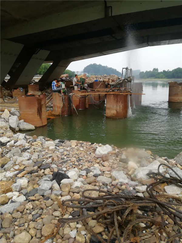 桂林漓江橋，水下管樁切割