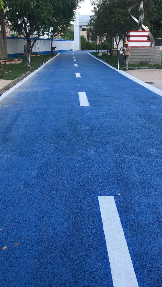 2021年7月份吳圩至上思高速公路項目三分部臨時設施瀝青砼攤鋪及瀝青路面改色