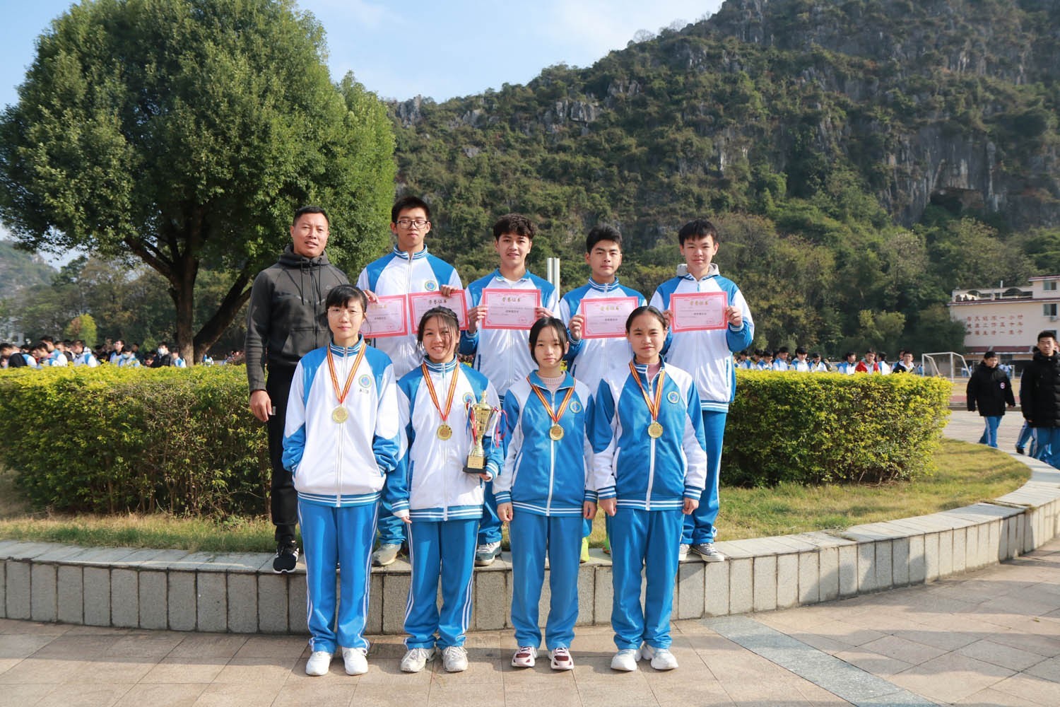 2020.11.30升旗体育比赛颁奖合影乒乓球比赛女子团体第一名 (1)